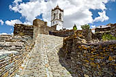 Monsaraz - Porta da Vila, sormontata dalla torre dell'orologio, che somiglia a un campanile. 